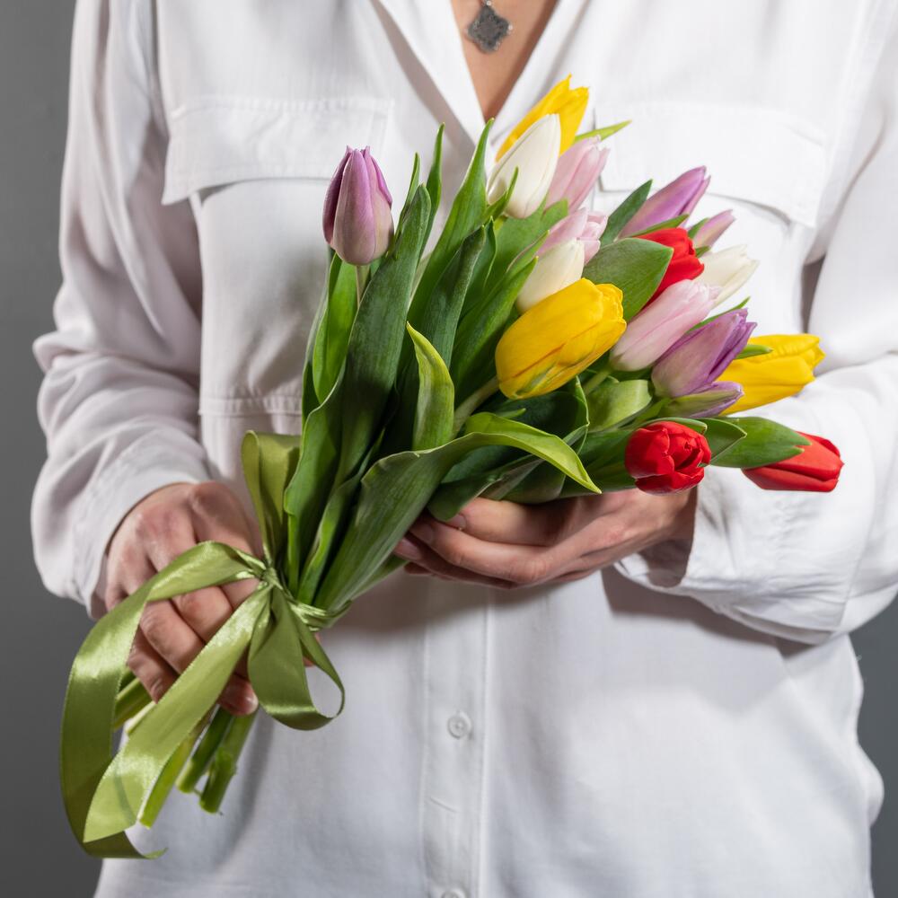 Яркий букет из 15 разноцветных тюльпанов – праздник в каждом лепестке Ялта Крым