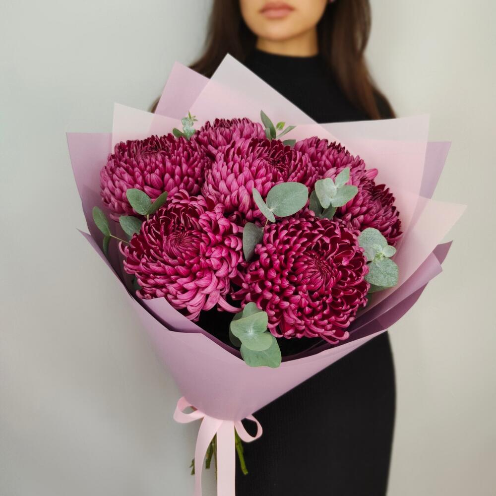 Букет из 7 кудрявых хризантем «Бигуди» с серебристым эвкалиптом Ялта Крым